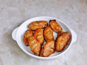 20分钟后，取出鸡翅装盘备用。