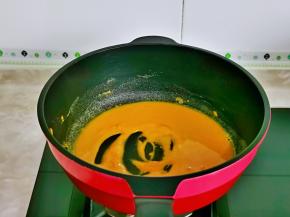 开始炒蛋黄调味料，锅中加入油，倒入调好的蛋黄调味料。