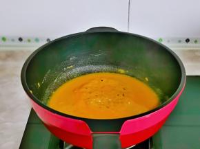 全程小火，如果觉得太干，可以加入少许纯净水。