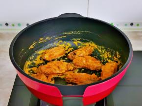 最后加入炸好的鸡翅，翻炒均匀，使每个鸡翅都裹上蛋黄酱即可。