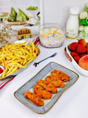 小朋友的下午茶，无油炸薯条，无油炸咸蛋黄鸡翅，芒果西米露，水果，放假的标配。