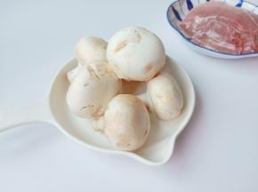 菜场上有很多种蘑菇品种，大家可以根据自己喜好来选择，我一般比较喜欢用白蘑菇来炒肉丝，吃起来特别地鲜美，口感好。