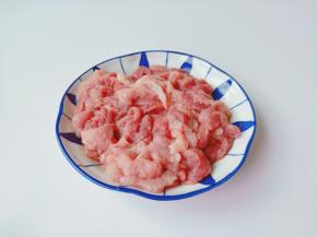 买回来的猪肉用自来水清洗干净，再把猪肉放在菜板上，去除猪肉的筋膜【影响口感】用刀顺着猪肉的纹路斜着切片再切成细丝。