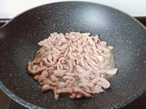 待猪肉丝翻炒至变色。