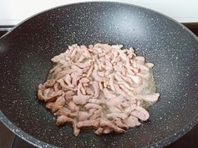 待猪肉丝翻炒至变色。