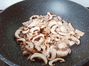 把切好的蘑菇片放到锅里面翻炒，翻炒一两分钟。