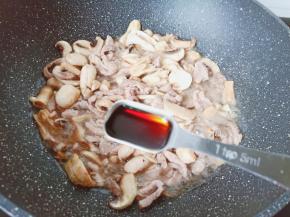 加入生抽来调色。