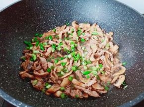 开大火将所有调味料快速翻炒均匀，撒点小香葱来提香，就可以关火盛盘享用了！