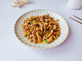 鲜嫩爽口的蘑菇炒肉丝，刚一端上桌孩子就抢着吃，晚餐孩子米饭多吃了一碗，根本不用担心孩子不爱吃饭。