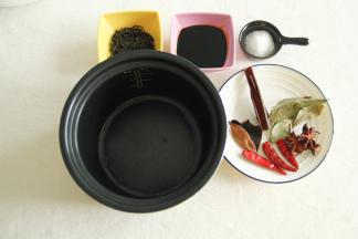 煮蛋期间，准备到电饭煲内胆。