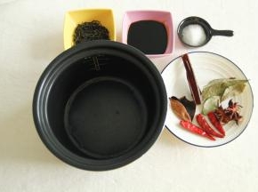 煮蛋期间，准备到电饭煲内胆。