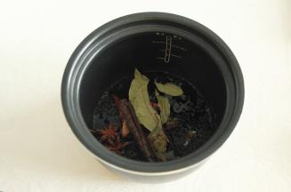 将除了纯净水之外的其他配料全部倒入电饭煲内。