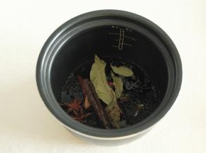 将除了纯净水之外的其他配料全部倒入电饭煲内。