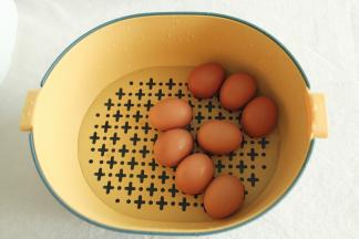 水开后再煮1-2分钟就可以了，关火将鸡蛋捞入冷水中。降温。