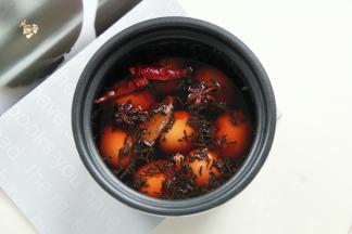 然后用小勺子将鸡蛋的蛋壳都敲碎，整个鸡蛋都要敲哈，这样煮的入味。然后将鸡蛋放入锅里，倒入纯净水，没过鸡蛋。