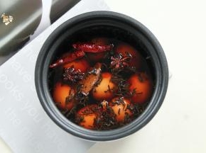 然后用小勺子将鸡蛋的蛋壳都敲碎，整个鸡蛋都要敲哈，这样煮的入味。然后将鸡蛋放入锅里，倒入纯净水，没过鸡蛋。