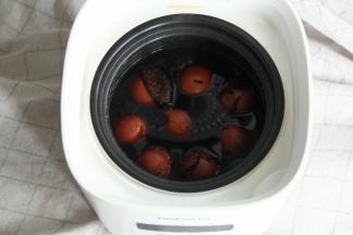 放入电饭煲，通电煲汤功能，煮2个小时就可以了！看，热气腾腾的茶叶蛋就煮好了！