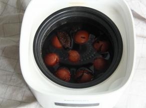 放入电饭煲，通电煲汤功能，煮2个小时就可以了！看，热气腾腾的茶叶蛋就煮好了！