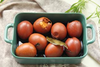 直接将茶叶蛋捞出，可以舀一点汤汁出来浸泡。