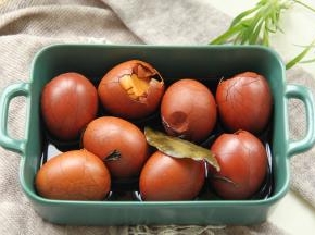 直接将茶叶蛋捞出，可以舀一点汤汁出来浸泡。