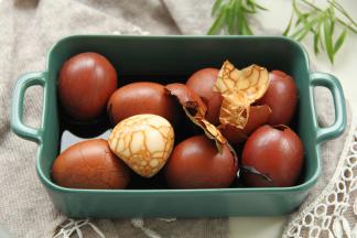 微微冷凉就可以直接扒开蛋壳，开吃了！完美的纹路，咬一口茶香四溢，很入味了，不再用汤汁浸泡，直接吃都是很好吃的！女儿直接吃了一个，没想到煮完能这么入味，本来还以为还要浸泡才能吃！