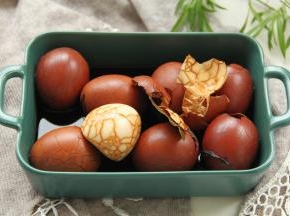 微微冷凉就可以直接扒开蛋壳，开吃了！完美的纹路，咬一口茶香四溢，很入味了，不再用汤汁浸泡，直接吃都是很好吃的！女儿直接吃了一个，没想到煮完能这么入味，本来还以为还要浸泡才能吃！