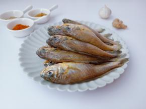 挑选鱼鳃都很鲜艳的，说明这个小梅鱼就相当地新鲜，可以下单买回来。