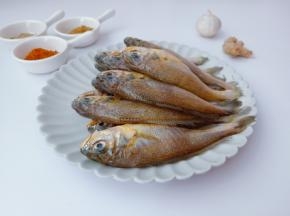 挑选鱼鳃都很鲜艳的，说明这个小梅鱼就相当地新鲜，可以下单买回来。