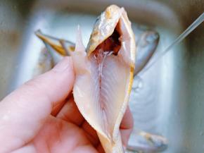 从梅鱼尾至鱼头逆着鱼鳞走向刮去鱼鳞，用剪刀剪开鱼腹、上下鱼鳍、鱼鳃的周围以及鱼尾的鱼鳞要着重清理干净。