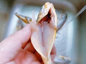 从梅鱼尾至鱼头逆着鱼鳞走向刮去鱼鳞，用剪刀剪开鱼腹、上下鱼鳍、鱼鳃的周围以及鱼尾的鱼鳞要着重清理干净。