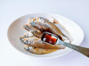 清理好的小梅鱼加上生抽与蚝油提鲜。