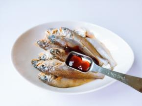 清理好的小梅鱼加上生抽与蚝油提鲜。