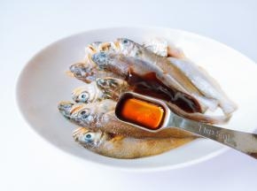 加料酒与花椒去除鱼的腥味。