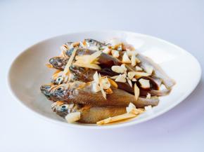 加点葱姜蒜搅拌均匀腌制10分钟。