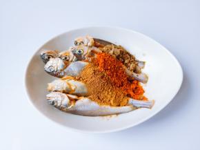 腌制好的小梅鱼把调料水倒掉，加入辣椒粉，十三香，椒盐粉。