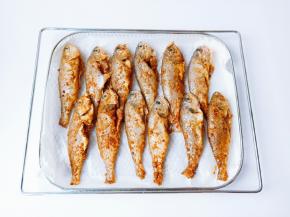 烤网垫上一张油纸，刷一层食用油【防止鱼烤好粘住】把小梅鱼一一码好。