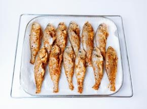 烤网垫上一张油纸，刷一层食用油【防止鱼烤好粘住】把小梅鱼一一码好。