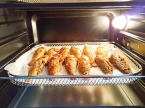 烤箱提前预热10分钟【发热管变黑说明就预热好了】带上防烫手套，把烤网放在烤箱中层。