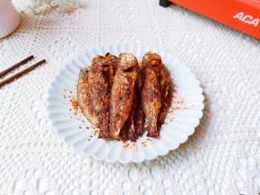 梅鱼表面铺满了辣椒粉，散发着勾引人胃口大开的节奏。