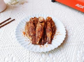 梅鱼表面铺满了辣椒粉，散发着勾引人胃口大开的节奏。