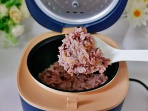 煮好的米饭，盛出晾凉备用。