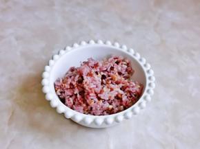 将饭装入小碗中，加入米醋，搅拌均匀。