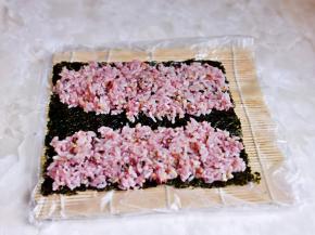 将饭平铺，中间留出来，如图所示。