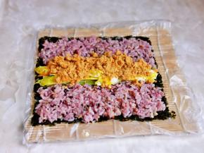 在中间放上黄瓜丝，胡萝卜丝，鸡蛋条，肉松，午餐肉，挤上沙拉酱。