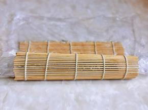 卷起来，一边卷一边把保鲜膜撕下来，量根据个人胃口来做即可，我做了两个卷。