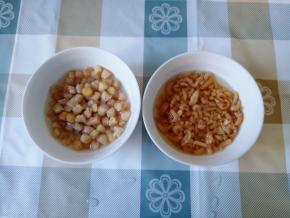 海米和瑶柱先洗干净，然后分别加2汤匙料酒浸泡3小时。