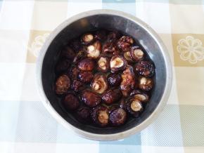 干香菇也是洗干净再浸泡，刚开始不好洗，可以先泡半小时再洗，然后换水继续泡。