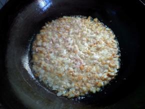 锅烧热，倒入半碗油（4.5寸饭碗），先下五花肉、瑶柱和海米，开始炸，火不要太大，介于中小火之间，太大火容易炸糊了。油的量要能没过材料。