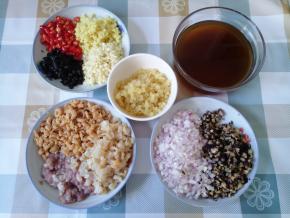 所有材料准备好。五花肉剁成肉末。瑶柱挤干水捻成几块，海米挤干水。洋葱、香菇、姜、蒜、萝卜干切碎，豆豉稍微切几下就好，小米椒切圈。浸泡的水滤掉残渣备用，千万不要倒掉哦。