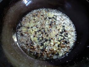 如果油少了，再加一些油，先炸洋葱、香菇。炸到洋葱的香味出来就下姜和蒜再炸一会。